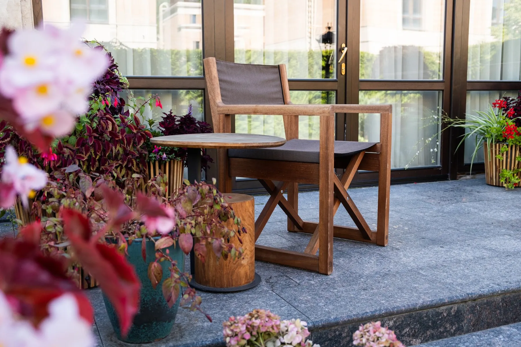 Деревянные кресла и стол Verandaru на террасе
