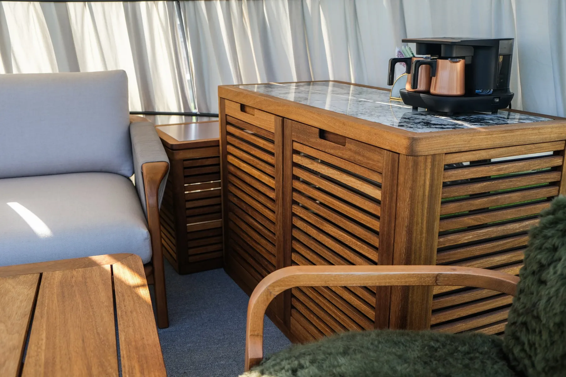 Деревянный предмет мебели для хранения Verandaru рядом с диваном